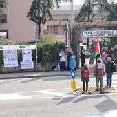 "La sanità non si imprigiona mai. Il silenzio è complice": flashmob davanti all'ospedale San Paolo (FOTO)