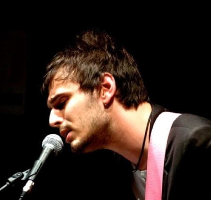 Albenga, il chitarrista di Max Pezzali (e non solo) Davide Ferrario sul palco del Teatro Ambra per Ottobre De André Albenga, il chitarrista di Max Pezzali (e non solo) Davide Ferrario sul palco del Teatro Ambra per Ottobre De André