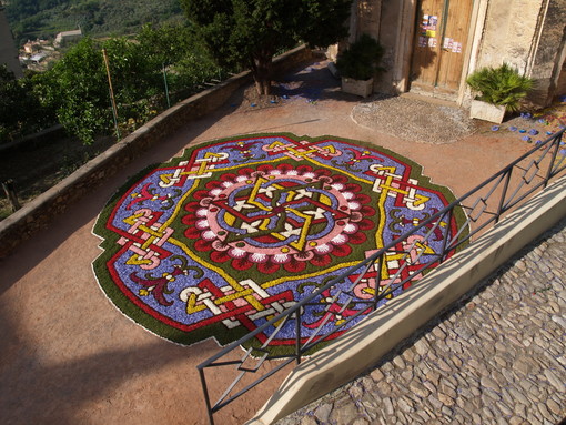 Ranzi: come da tradizione torna “la Stella” infiorata del Corpus Domini Ranzi: come da tradizione torna “la Stella” infiorata del Corpus Domini