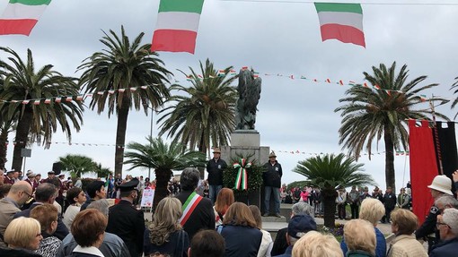 Loano celebra il 25 Aprile in piazza Italia Loano celebra il 25 Aprile in piazza Italia