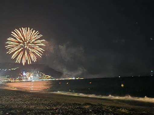 Pietra Ligure, lo spettacolo dei fuochi d'artificio visti dal mare (FOTO) Pietra Ligure, lo spettacolo dei fuochi d'artificio visti dal mare (FOTO)