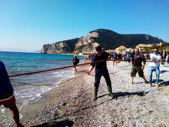 Finalesi e turisti sulla spiaggia per assistere alla dimostrazione di pesca alla sciabica a Finalmarina (FOTO e VIDEO)