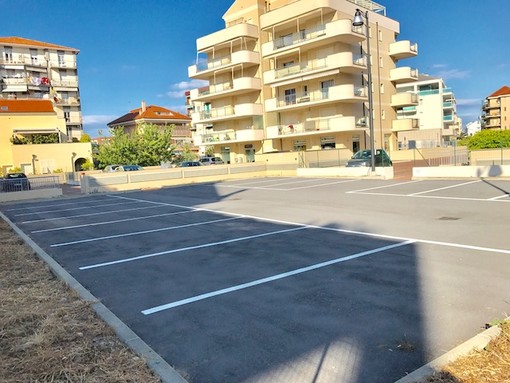 Albenga, a breve l'apertura della piazza in via Isonzo: realizzati 21 parcheggi di cui uno per disabili