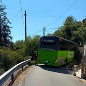 Varazze, Flixbus incastrato a Campomarzio: intervento dei vigili del fuoco Varazze, Flixbus incastrato a Campomarzio: intervento dei vigili del fuoco