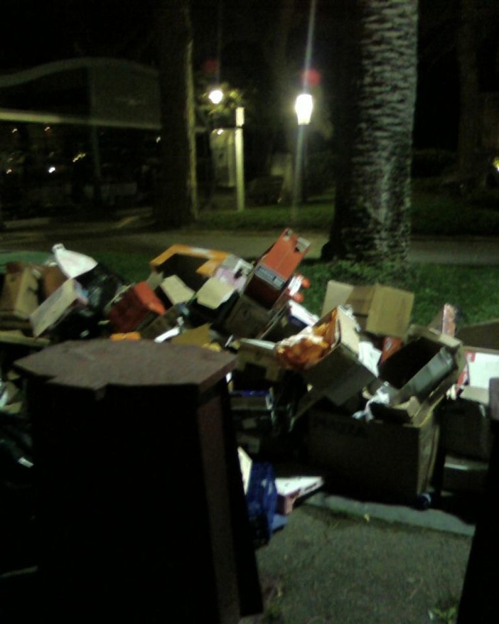 Finale: cataste di rifiuti in strada, la mail di un lettore Finale: cataste di rifiuti in strada, la mail di un lettore