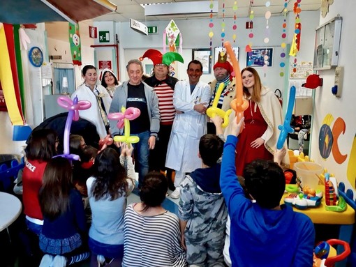 Cicciolin e la sua Corte portano un sorriso ai bambini del reparto pediatria di Savona
