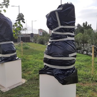 Albissola inaugura due opere in terracotta donate dall'artista Luigi Francesco Canepa: il taglio del nastro in località Galaie