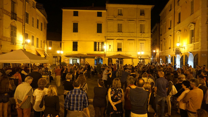 Un'immagine di repertorio di una delle passate edizioni della "Notte Romantica" a Finalborgo