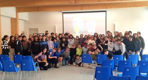 Alassio, dall'unione consapevole di fiori eduli e studenti nasce il primo esempio italiano di "segnaletica emozionale" Alassio, dall'unione consapevole di fiori eduli e studenti nasce il primo esempio italiano di "segnaletica emozionale"