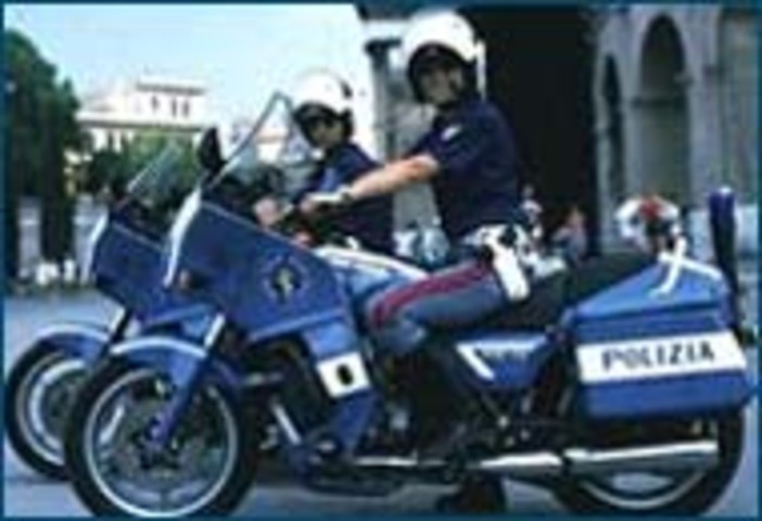 Savona, Polizia di Stato: continuano i controlli in Piazza del Popolo Savona, Polizia di Stato: continuano i controlli in Piazza del Popolo