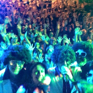 Grande successo ieri sera a Finalpia per la Festa "Flower Power"