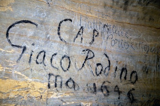 Le foto di Roberto Oliva ci raccontano poeticamente i "Nomi sulla Roccia" delle grotte di Toirano