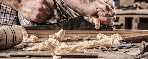 Mobili in legno creati su misura nel laboratorio di falegnameria