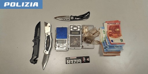 Savona, controllo della Polizia: nell’auto hashish, coltelli e soldi. Tre giovani segnalati