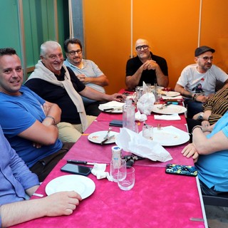 Albenga 2024, Podio: “Una cena tra amici e quello scatto che segnò l’inizio di questa grande avventura” Albenga 2024, Podio: “Una cena tra amici e quello scatto che segnò l’inizio di questa grande avventura”