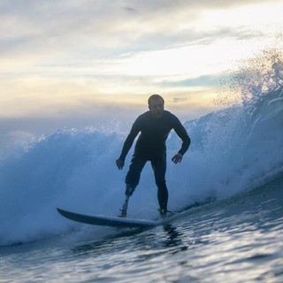 Il surfista varazzino Fabrizio Passetti ambasciatore nel mondo Fly Angels Foundation