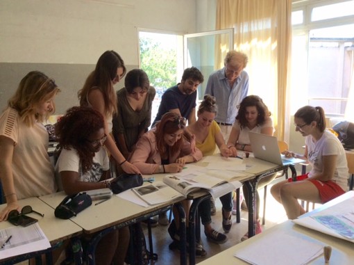 Albenga, primo giorno di scuola: l'Amministrazione Comunale consegna attestati e 'premia' il Comitato Genitori Albenga, primo giorno di scuola: l'Amministrazione Comunale consegna attestati e 'premia' il Comitato Genitori