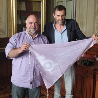 Finale, questa mattina la consegna della "Bandiera Lilla". L'assessore Casanova: "Un impegno del Comune per rendere accessibile a tutti la città"