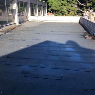 Albenga, disagi legati al maltempo nelle scuole di via degli Orti. Ciangherotti: "Spesi oltre centomila euro per avere un tetto colabrodo"