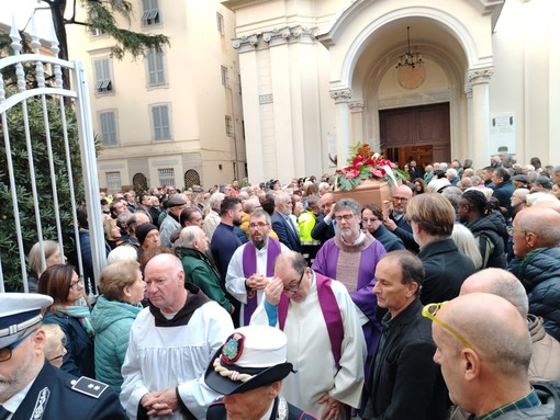 Albisola si ferma per l'ultimo commosso saluto a Franco Orsi (FOTO)