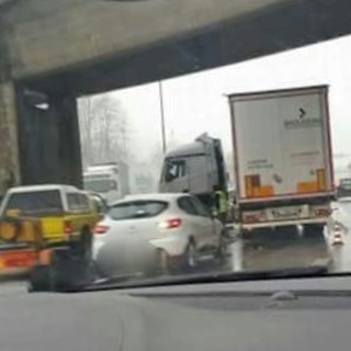 #Meteo e traffico: nevica sulla Torino-Savona e in Val Bormida, camion di traverso nei pressi di Altare