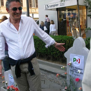 Va in scena a Savona il funerale con le tombe dei Partiti - Le foto