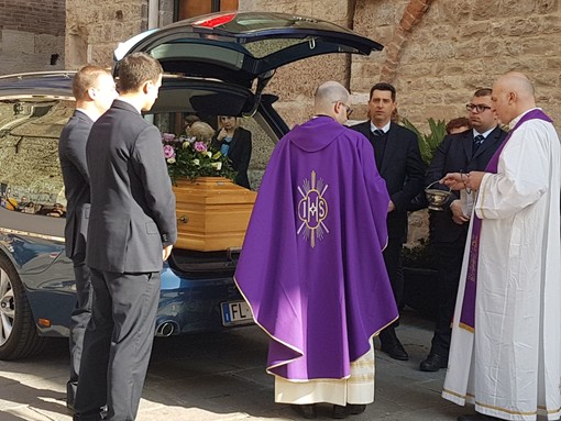 Albenga: oggi l'ultimo saluto a Cristina Bettarelli vedova del Luogotenente dell'Arma Fulvio Pelusi