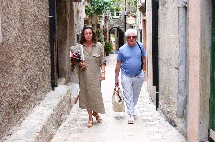Paola Gassman e Ugo Pagliai nei vicoli di Verezzi (Foto Silvio Fasano)