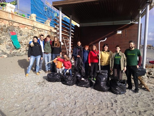 Savona, Greenpeace in supporto al Comune e ad Ata per pulire la spiaggia del Prolungamento (FOTO) Savona, Greenpeace in supporto al Comune e ad Ata per pulire la spiaggia del Prolungamento (FOTO)