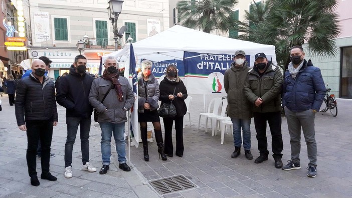 Alassio, Fratelli d'Italia scendono in piazza con un gazebo del circolo "Baia del Sole" Alassio, Fratelli d'Italia scendono in piazza con un gazebo del circolo "Baia del Sole"