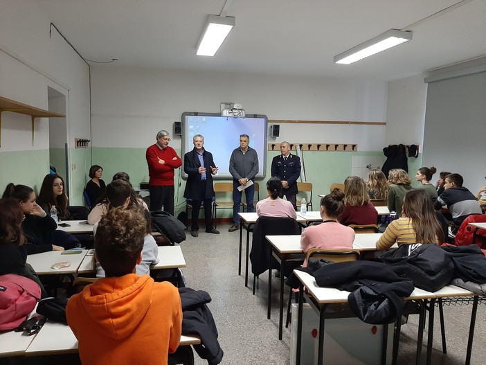 Giornata per la sicurezza nelle scuole: all'Artistico ricordate le vittime di Rivoli, San Giuliano e L'Aquila Giornata per la sicurezza nelle scuole: all'Artistico ricordate le vittime di Rivoli, San Giuliano e L'Aquila