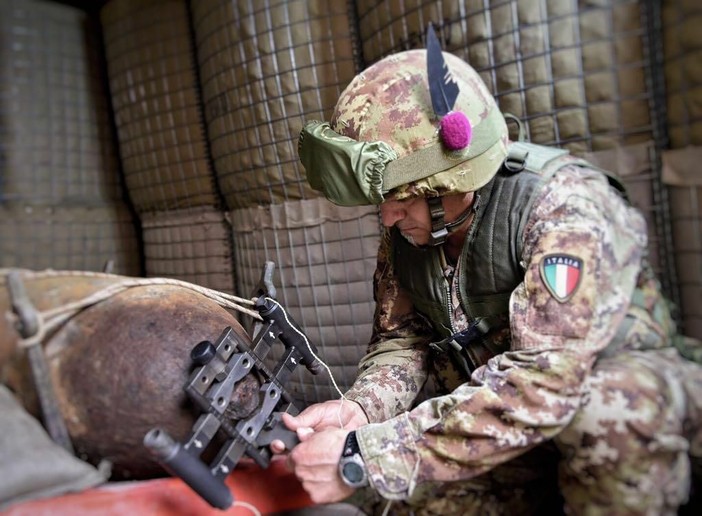I militari del Genio Guastatori di Fossano in un'operazione di disinnesco (immagine di repertorio)