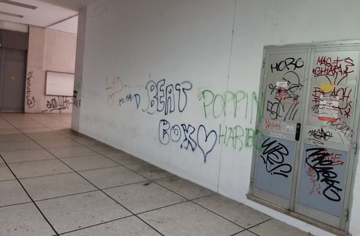 Savona, degrado e sporcizia in Galleria Aschero. L'assessore Santi: "Il condominio si occupa dei muri" (FOTO)