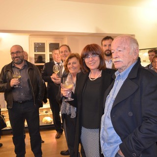 Andora: sala gremita per l'incontro con Gino Paoli, in occasione dell'inaugurazione della mostra "Mare"
