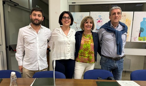Recinzione nel parco giochi delle scuole ad Albisola, la minoranza: "Secondo il Sindaco la colpa sarebbe dei genitori, accusati di 'stare al cellulare'. Uno schiaffo alle famiglie" Recinzione nel parco giochi delle scuole ad Albisola, la minoranza: "Secondo il Sindaco la colpa sarebbe dei genitori, accusati di 'stare al cellulare'. Uno schiaffo alle famiglie"