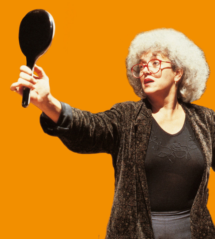 Grazia Scuccimarra al Teatro Ambra di Albenga con lo spettacolo "Noi le ragazze degli anni 60"