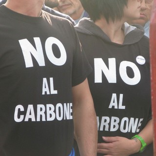 Beppe Grillo davanti alla centrale di Vado, e una civiltà di piazza che non lascia alibi (video)