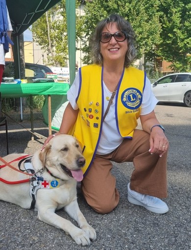 Silvia Gullino, presidente del Lions Club Bra Host, con un cane guida