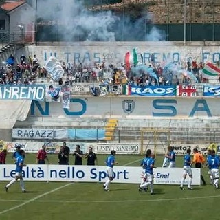 Lo striscione dei 'Kaos' allo stadio &quot;Comunale&quot; di Sanremo