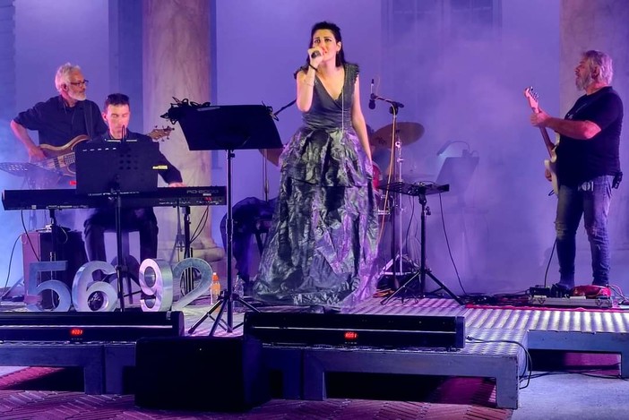 “Giornata Internazionale dei Diritti Umani”, a Cisano lo spettacolo “Il Suon di Lei”: sul palco Greta Dressino, in arte "Noma"