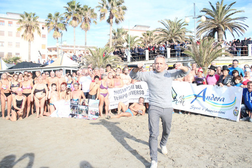 Tuffo di pasquetta ad Andora, cimento a ritmo di musica con Gianni Rossi