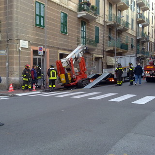 Un mezzo cingolato s'incaglia manovrando a Villapiana: via Milano in tilt e Vigili del Fuoco (le foto)