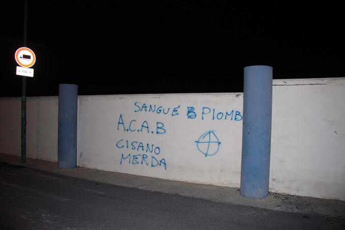 Albenga: atti vandalici agli stadi, società unite per ripulire scritte e campi da gioco