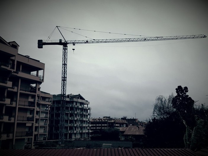 Albenga, mercoledì inizieranno i lavori di rimozione della gru in via Carloforte