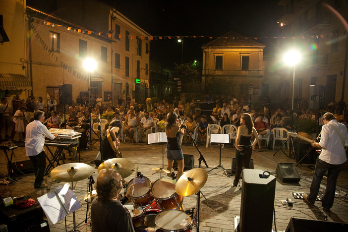 Villanova d'Albenga: tornano in piazza Mazzini “I giovedì villanovesi” Villanova d'Albenga: tornano in piazza Mazzini “I giovedì villanovesi”