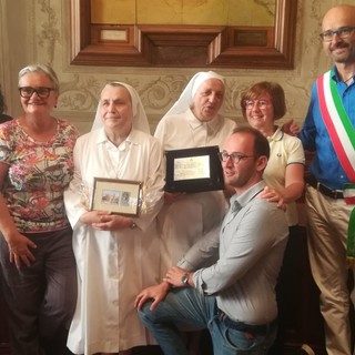 Nelle foto: una nutrita rappresentanza del consiglio comunale ha reso omaggio alle suore. Il sindaco Ugo Frascherelli, il vicesindaco Andrea Guzzi, gli assessori Clara Brichetto, Marilena Rosa e Delia Venerucci, il consigliere Delfio Dall'Ara