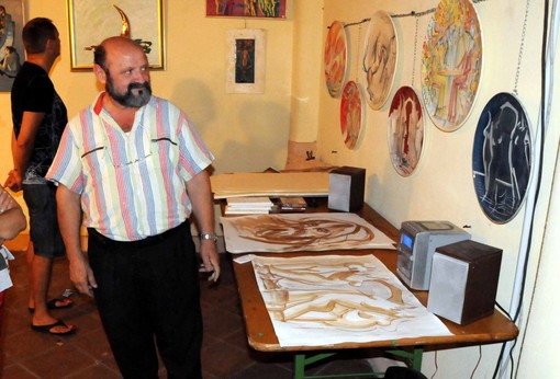 Albenga: lo scultore Ottaviani a Musica e Poesia nei vicoli