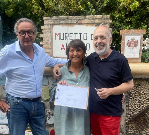 Il Muretto di Alassio si arricchisce della firma di Giorgio Laveri Il Muretto di Alassio si arricchisce della firma di Giorgio Laveri