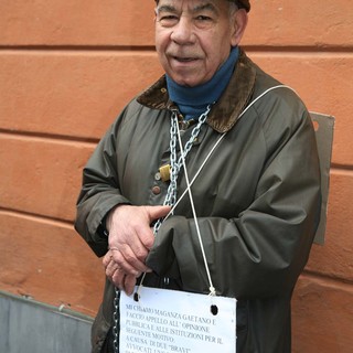 Albenga: pensionato si incatena davanti al Comune