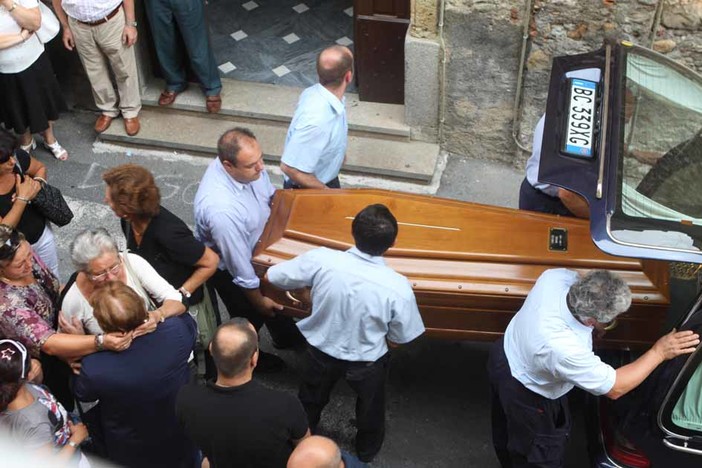 Albenga: dolore e lacrime  al funerale di Fabrizio Barone